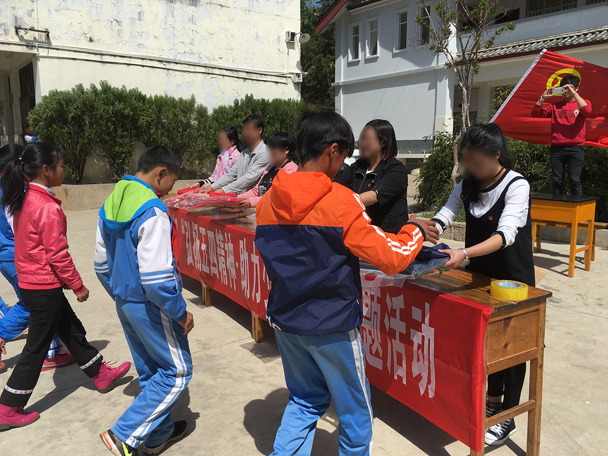 慰問福利院、聾啞學(xué)校